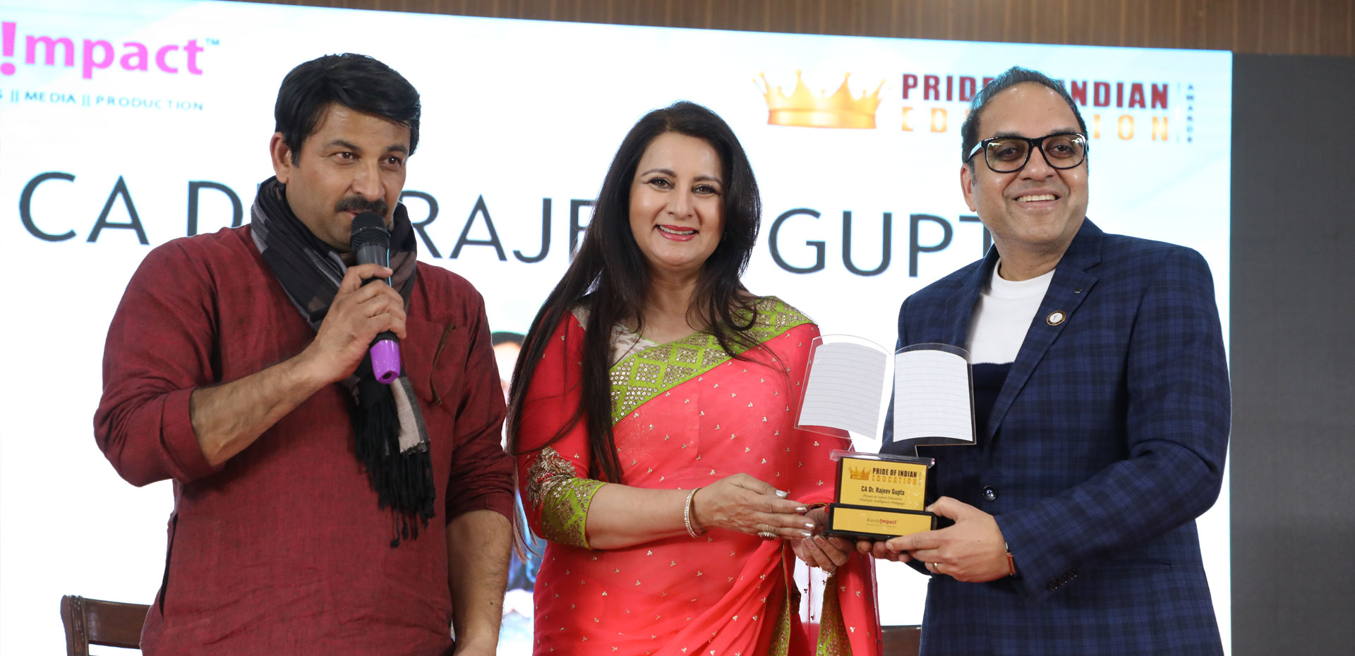 Poonam Dhilon giving award in Rightchoice Award Event